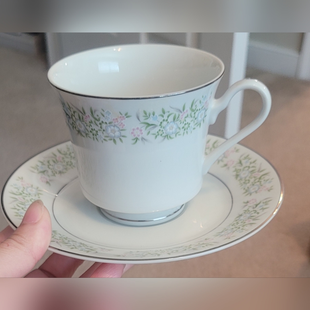 Taihei | Floral White Teacup and Saucer Set